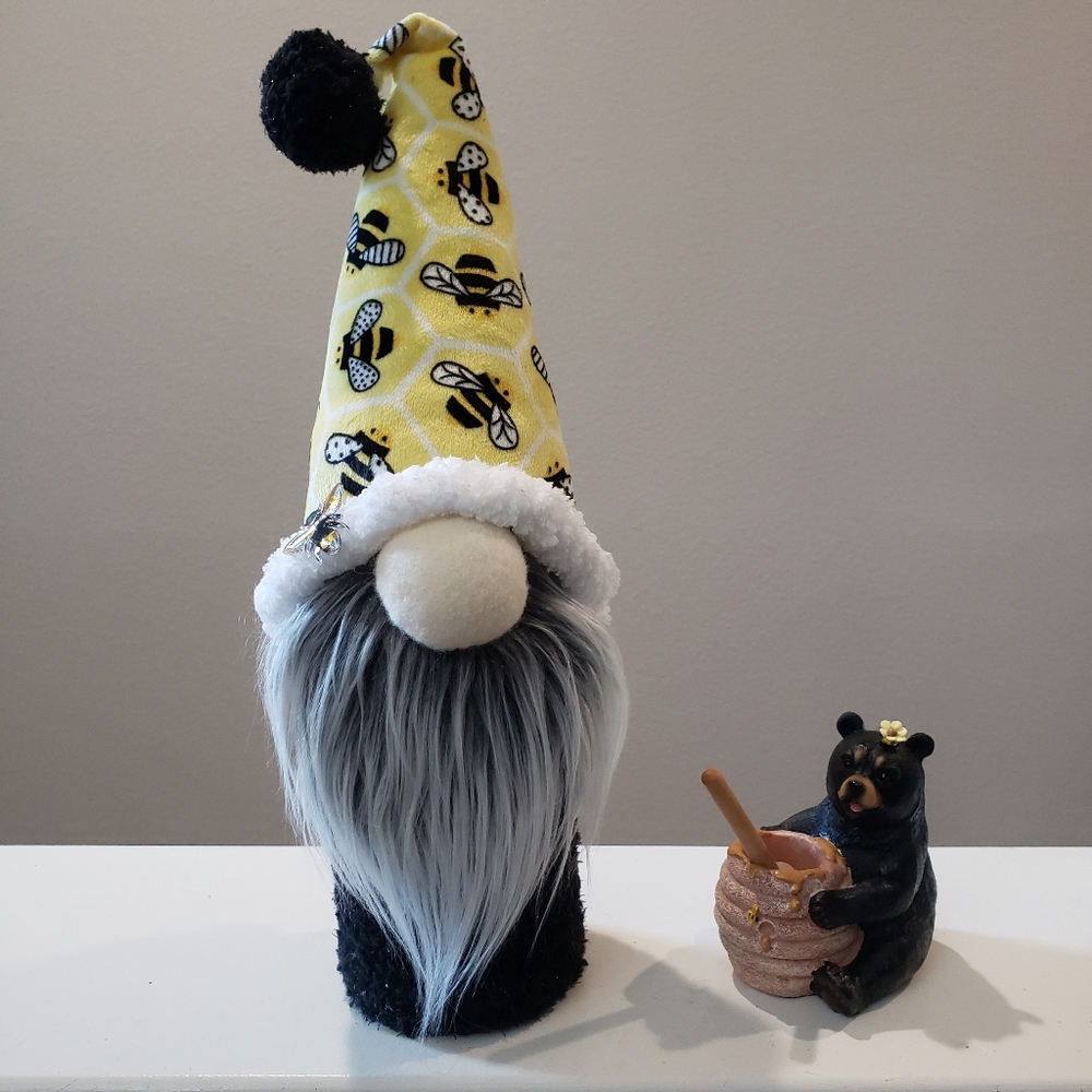 Bee loving Gnome - Picture 2 of 12